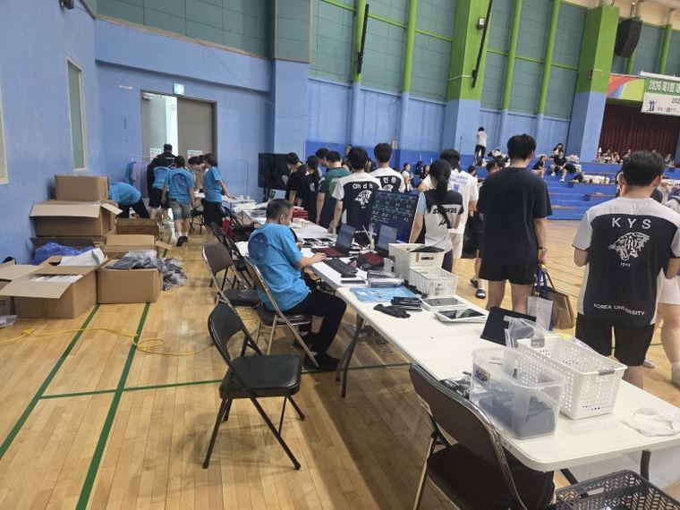 대회 운영석과 접수 데스크